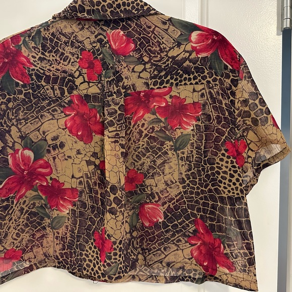 Beautiful cropped blouse. - Picture 3 of 4